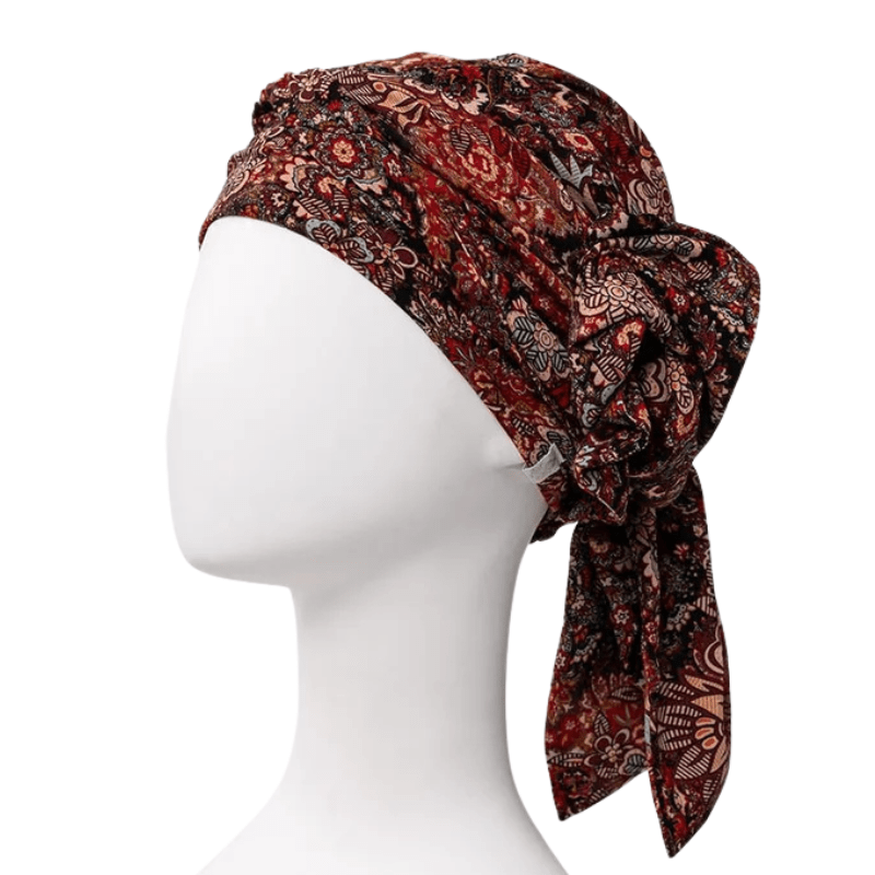 Turban Juvela Floral Folklore sur mannequin, vue latérale avec détail floral torsadé
