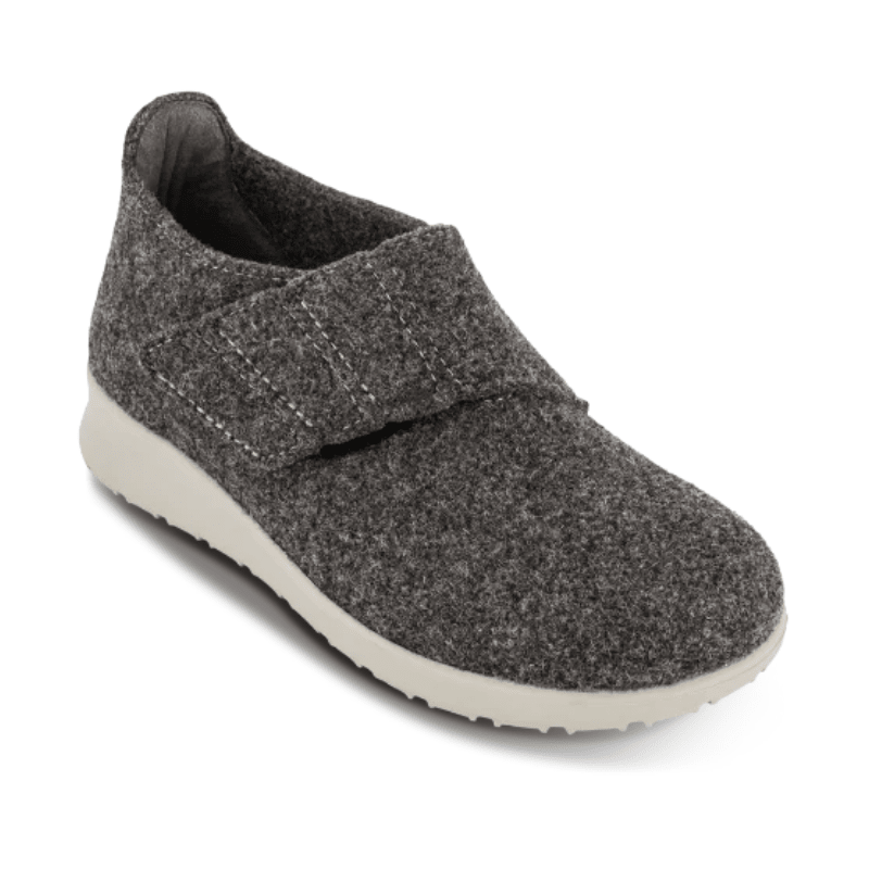 Chausson New Feet gris anthracite en laine avec velcro, vue avant oblique mettant en valeur la texture