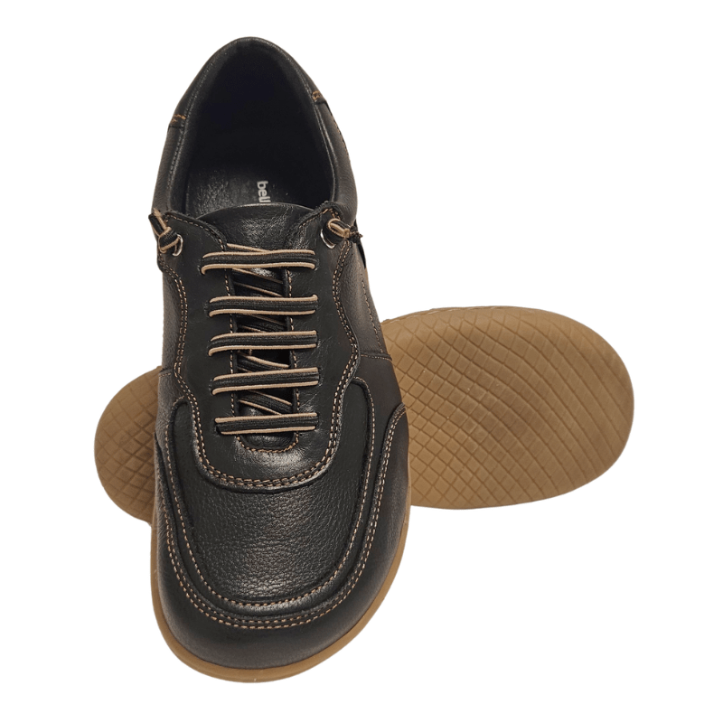 Deux chaussures minimalistes noires Bella Moda pour femme vues d'en haut, l'une montrant la semelle texturée