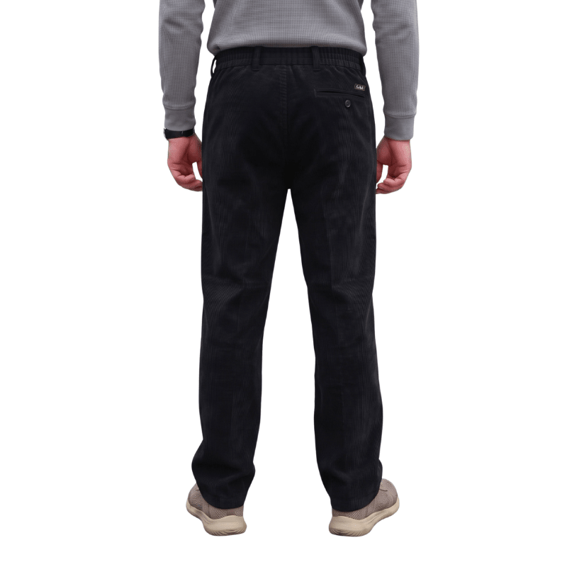 Vue de dos : pantalon en velours côtelé noir avec taille élastique, passants de ceinture et une poche arrière discrète