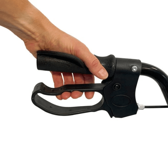 Gros plan d'une main tenant la poignée ergonomique noire et le levier de frein d'un déambulateur