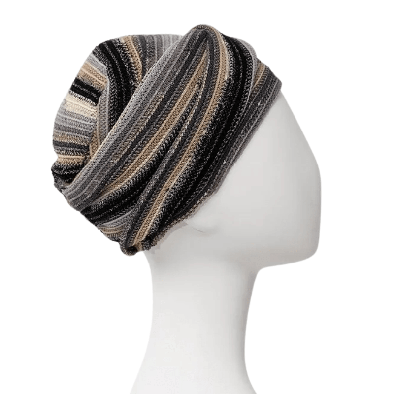 Turban Zoya rayé motif Black Autumn Stripes avec plis doux sur mannequin blanc, vue de côté droit