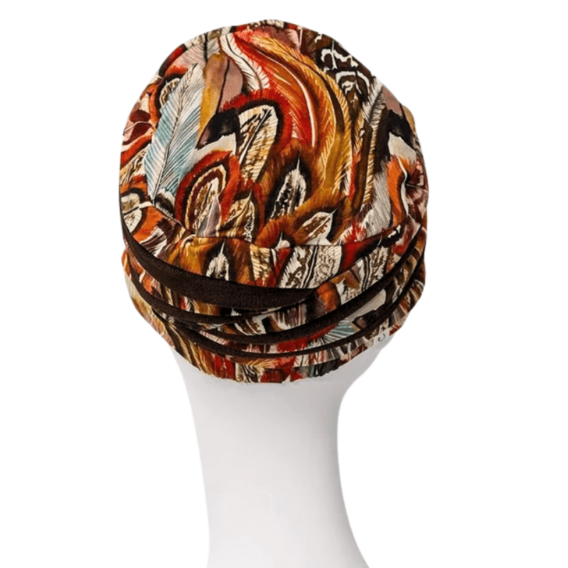 Turban Shanti au motif Tribal Feathers sur mannequin, vue arrière. Montre la forme du turban et les bandes marron foncé