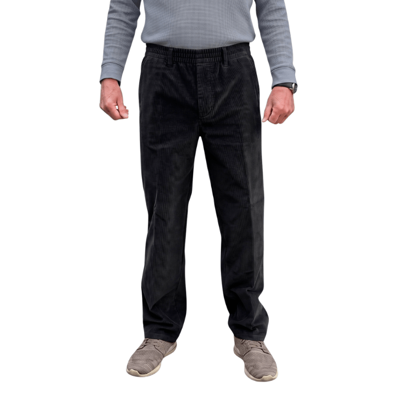 Pantalon en velours côtelé noir avec taille élastique et coutures classiques, vu de face sur une personne