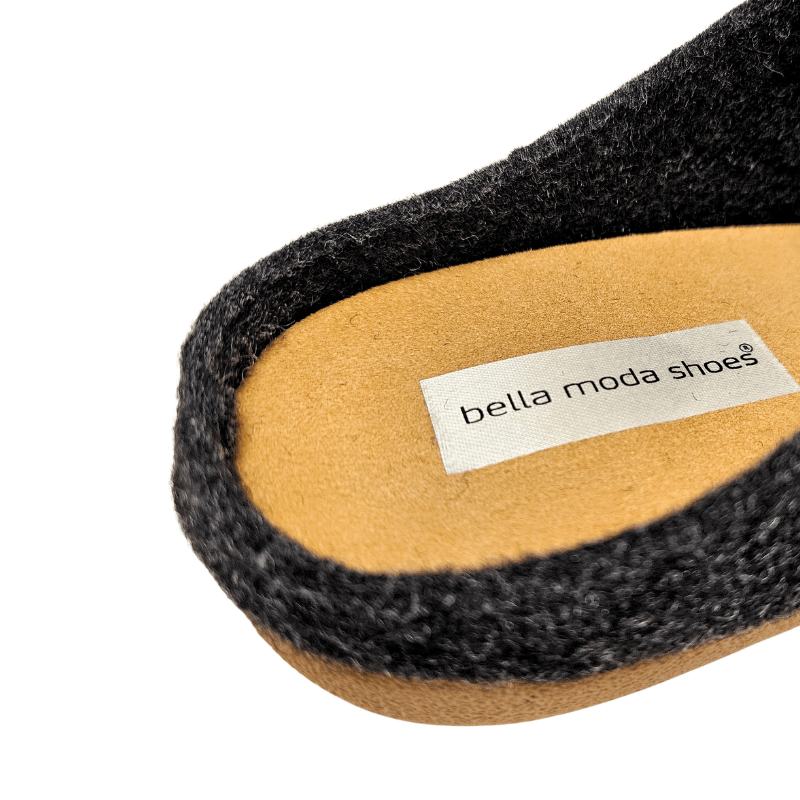 Gros plan de la semelle intérieure du chausson en laine gris anthracite, montrant la marque Bella Moda