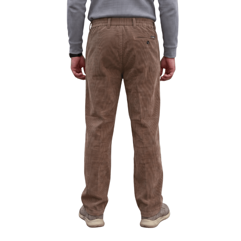 Pantalon en velours côtelé marron avec taille élastique et poche arrière boutonnée, vu de dos sur une personne