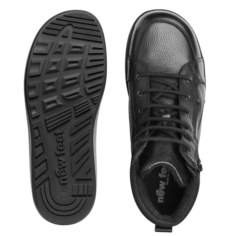 Une bottine New Feet noire pour homme vue de dessus et une semelle extérieure avec motif et logo