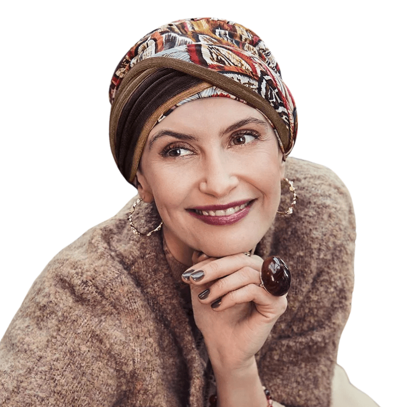 Femme souriante portant le turban Shakti Tribal Feathers imprimé plumes aux couleurs d'automne
