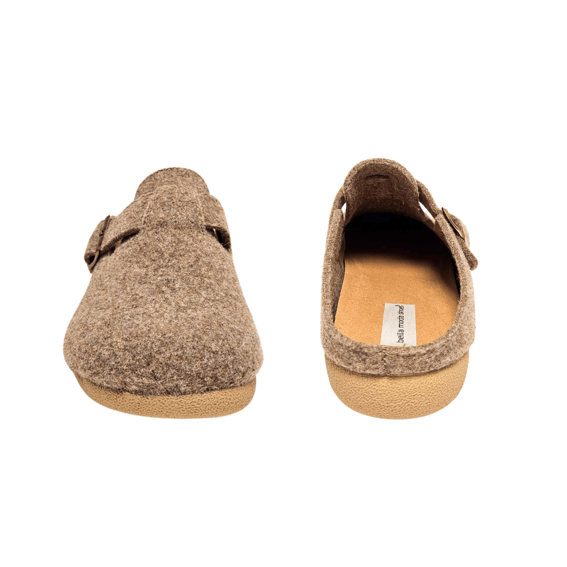 Deux pantoufles en laine beige Bella Moda pour femme, l'une de face et l'autre de dos avec semelle