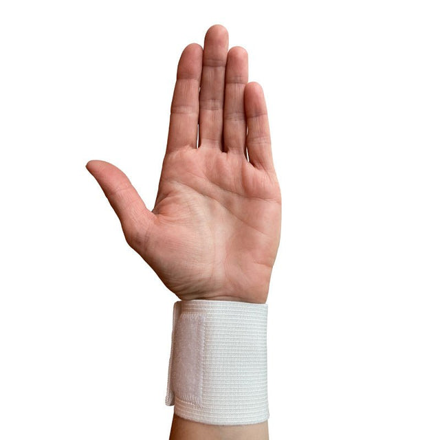 Bandage de poignet élastique blanc porté sur un poignet, vu côté paume avec les doigts étendus