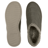 Deux chaussures femme Skechers vert olive, vue de dessus ; l'une montrant la semelle extérieure, l'autre la semelle intérieure Memory Foam