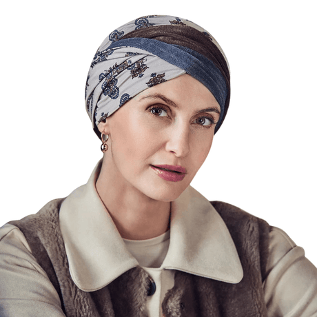 Femme portant un turban Shakti beige, marron et bleu poudré à motif cachemire, bandeau torsadé devant