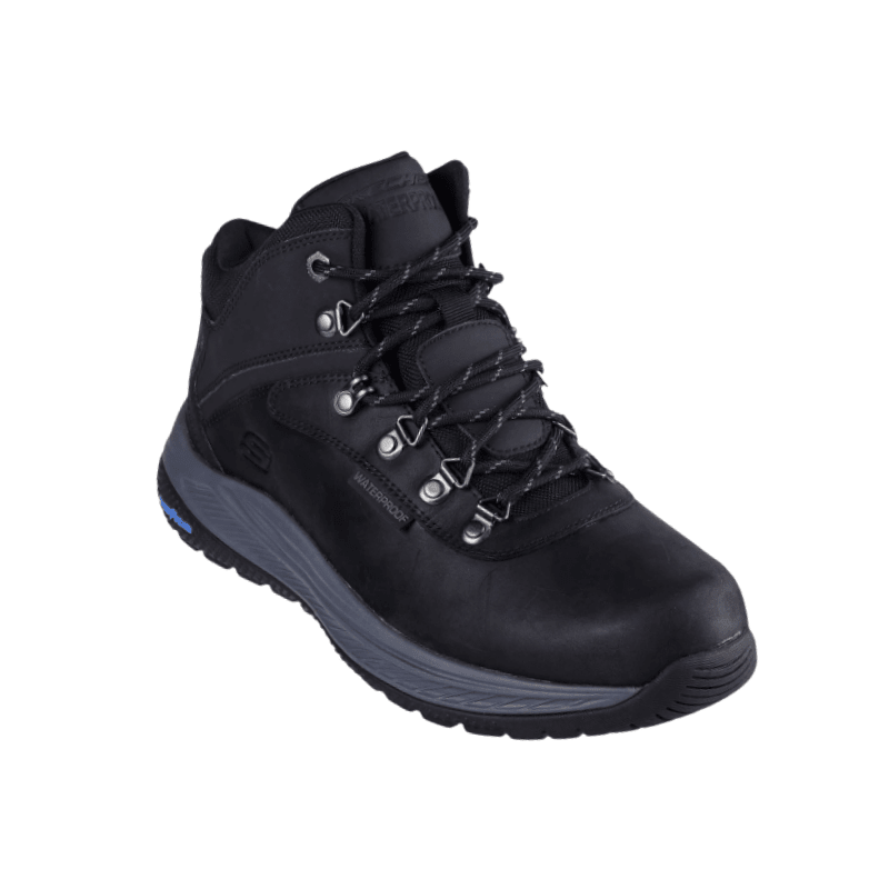 Bottine noire Skechers pour homme, vue de face en angle, avec lacets et tige en cuir imperméable