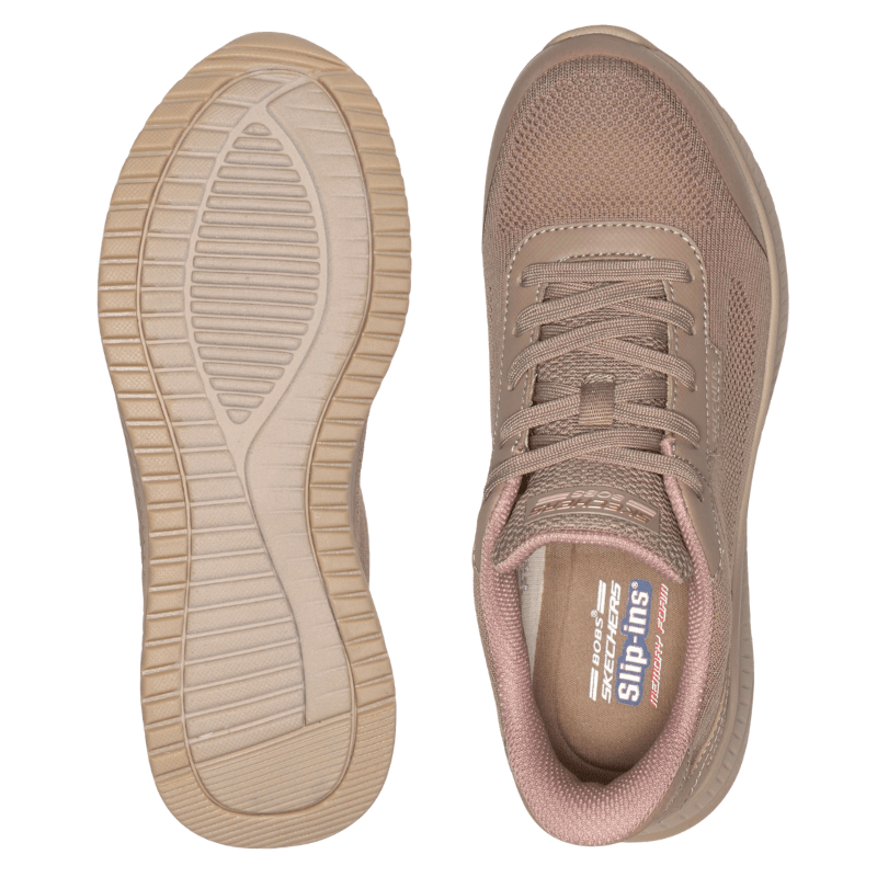 Deux chaussures Skechers femme couleur sable; l'une montre la semelle à motif, l'autre la semelle intérieure Slip-ins