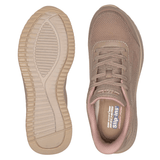 Deux chaussures Skechers femme couleur sable; l'une montre la semelle à motif, l'autre la semelle intérieure Slip-ins