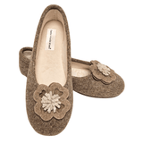 Deux chaussons femme Bella Moda beige en feutre de laine, vue de dessus inclinée, montrant semelle intérieure et étiquette