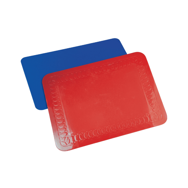 Deux tapis de sol antidérapants, un rouge texturé et un bleu, vus en diagonale d'en haut