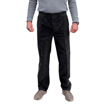 Pantalon en velours côtelé noir avec taille élastique et coutures classiques, vu de face sur une personne