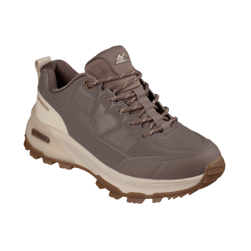 Chaussure de randonnée Skechers marron moka pour femme, vue de face en angle avec lacets et logo sur la languette