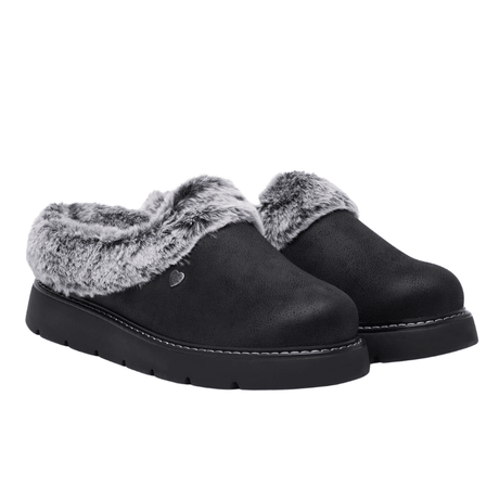 Une paire de chaussons Skechers noirs pour femme avec fausse fourrure grise et aspect daim, vue avant oblique