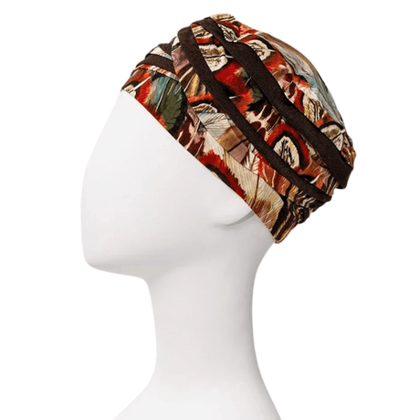 Turban Shanti au motif Tribal Feathers sur mannequin, vue de côté droit. Bandes marron foncé et détails de plumes
