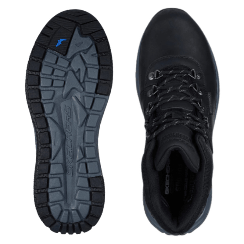 Deux bottines noires Skechers pour homme, l'une vue de dessus et l'autre montrant le motif de la semelle