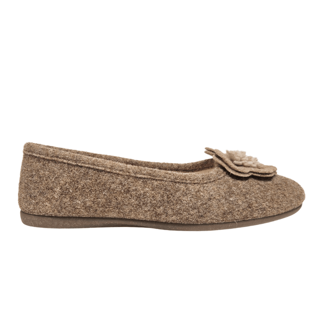 Chaussons femme Bella Moda beige clair en feutre de laine avec fleur sur le bout, vue latérale