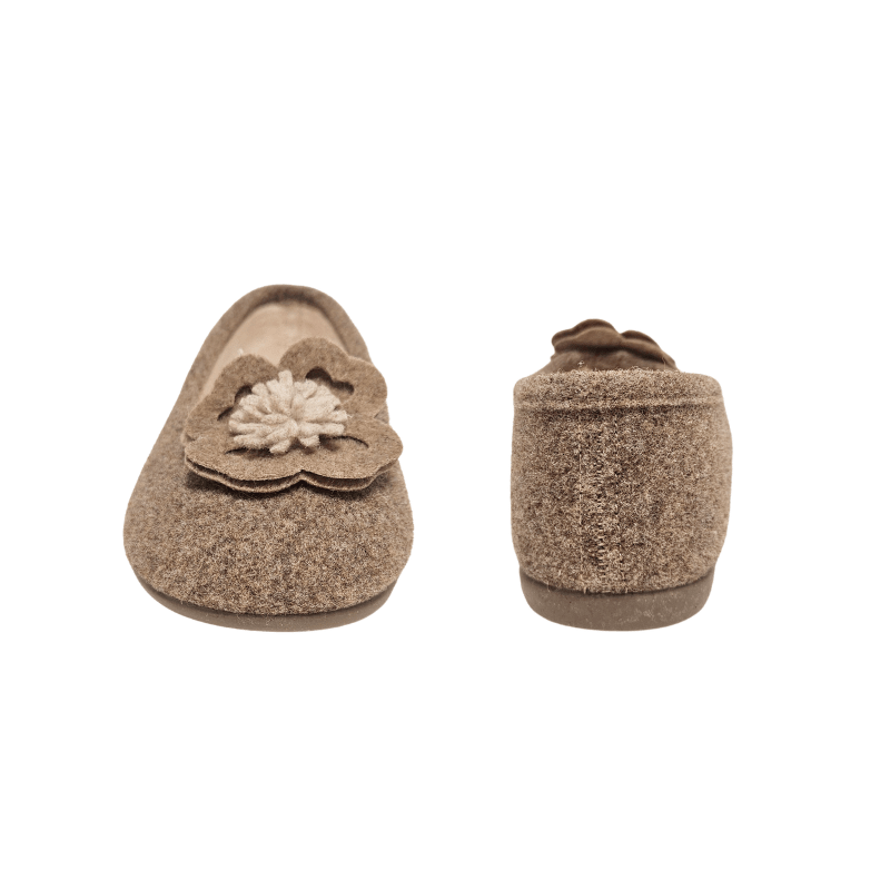 Deux chaussons femme Bella Moda beige en feutre de laine, un de face avec fleur, l'autre de dos