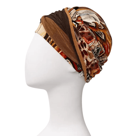 Turban Shakti Tribal Feathers sur mannequin, vue de côté droit, avec imprimé plumes et bandeau