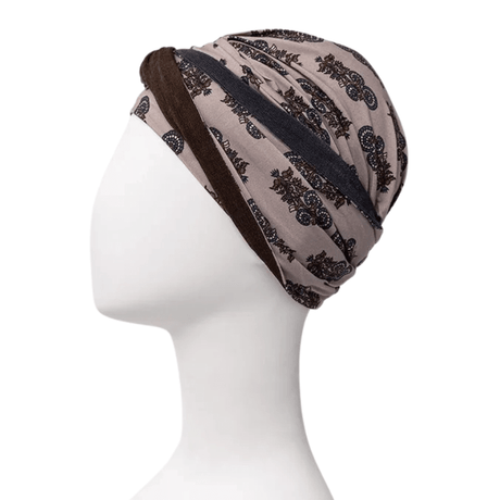 Turban Shakti beige à motif cachemire foncé, vue latérale sur mannequin, bandeau le long de la nuque