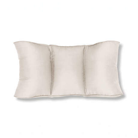 Coussin lombaire beige clair en fibres naturelles, divisé en trois compartiments, vu de face sur fond blanc