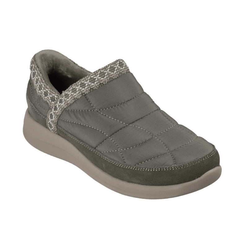 Chaussure de loisirs Skechers vert olive pour femme, vue de face en angle, montrant la tige matelassée et les détails en daim