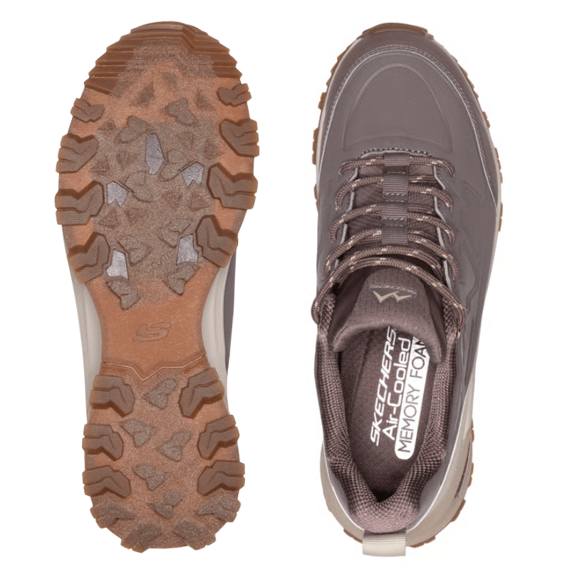 Deux sneakers Skechers marron vues de dessus; l'une montre le motif de la semelle, l'autre la semelle intérieure à mémoire de forme