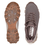 Deux sneakers Skechers marron vues de dessus; l'une montre le motif de la semelle, l'autre la semelle intérieure à mémoire de forme